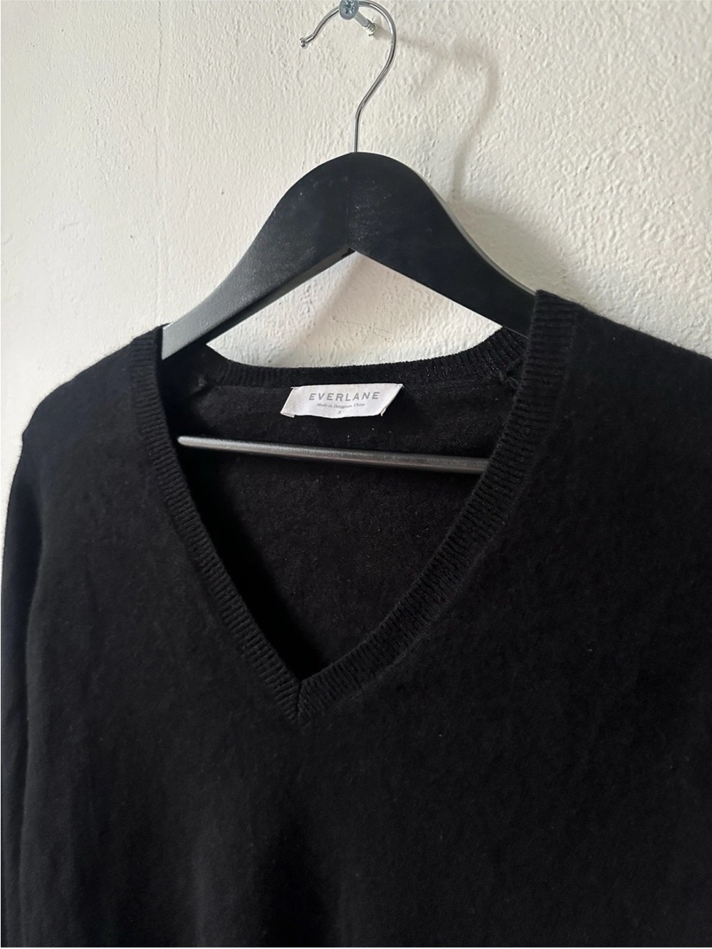 Everlane Sweater Womens S Black Cashmere V Neck Minimalist Lightweight Classic - Picture 2 of 4